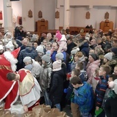 Tłumy dzieci chciały jak najszybciej otrzymać prezent od św. Mikołaja.