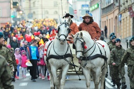 Konie zamiast reniferów. Orszak św. Mikołaja przeszedł ulicami Lublina [ZDJĘCIA]