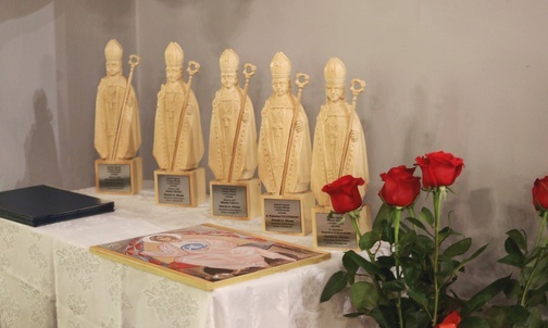 Statuetki są miniaturami figury św. Mikołaja z Pierśćca