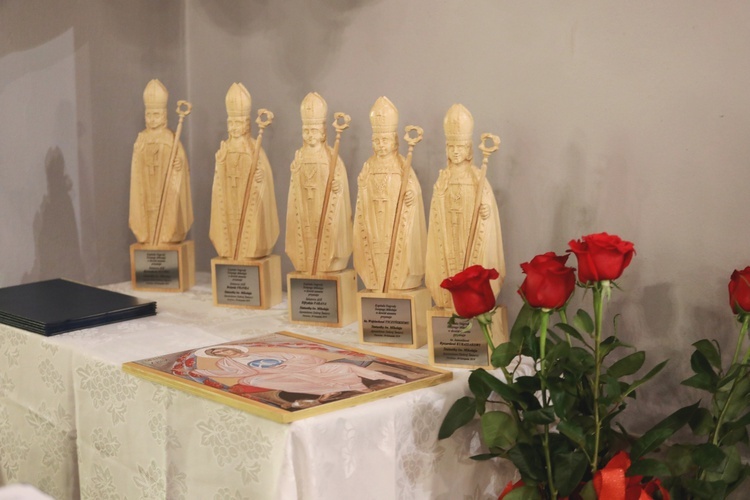 Statuetki są miniaturami figury św. Mikołaja z Pierśćca