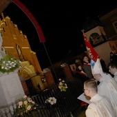 Modlitwa przy figurze Niepokalanej ustawionej przed radomkskim klasztorem oo. bernardynów.