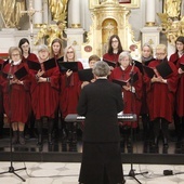 "Akatyst ku czci Matki Bożej" zaśpiewały same kobiety chóru parafialnego Adalbertus.