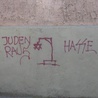 Antysemickie graffiti na synagodze i sklepach w Londynie