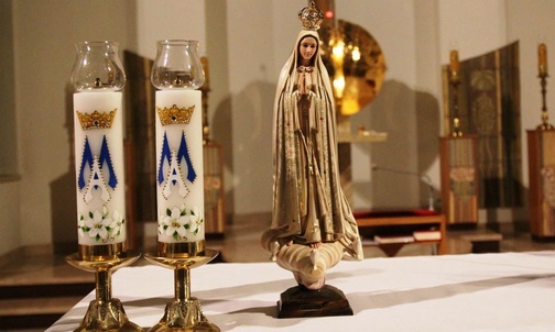Figurka Matki Bozej Fatimskiej będzie towarzyszyć młodym z dekanatu kęckiego na wszystkich spotkaniach, przygotowujących ich do ŚDM w Lizbonie.