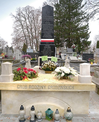 ▲	Grób rodziny Grodzińskich na cmentarzu rzymskokatolickim przy ul. Limanowskiego w Radomiu. 