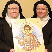 ▲	Siostry karmelitanki z ikoną Emmanuela.