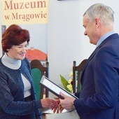 ▲	Wieloletnia kierownik Alina Wierzbicka otrzymała podziękowania za zaangażowanie na rzecz muzealnictwa. 