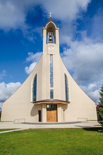 Kościół zaprojektowali Alicja Kozicka, Wiesław Szyślak i Daniel Orchowski.