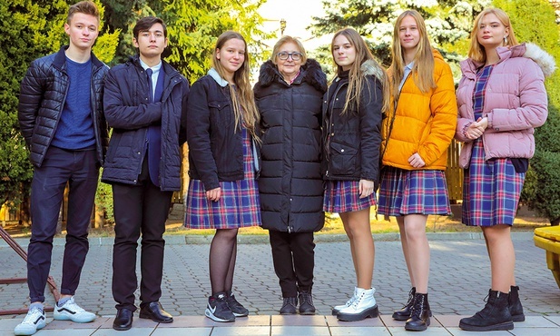 Ewa Petrykiewicz ze swoimi uczniami z Białorusi, Kazachstanu i Uzbekistanu. Dla polskiej młodzieży nauka w Warszawie to dobry start.