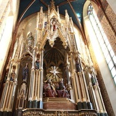 Ołtarz krakowskiej bazyliki dominikanów odzyskał pierwotny, jasny kolor