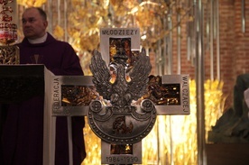 W trakcie Mszy św. nastąpiło odsłonięcie i poświęcenie bursztynowego krzyża FMW.