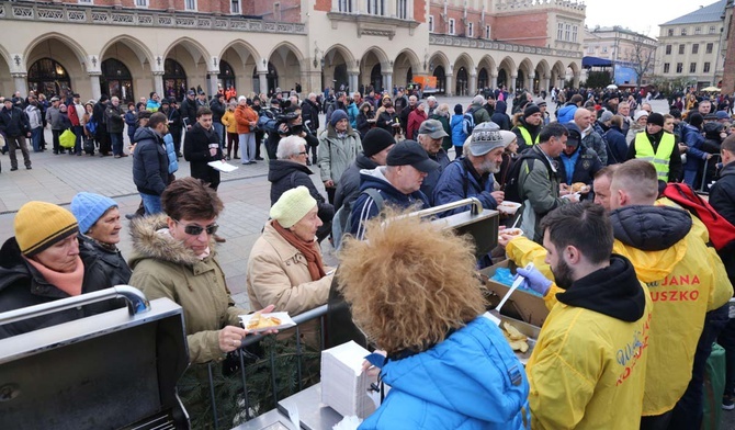Na krakowskim Rynku Głównym odbyła się 23. Wigilia dla Osób Bezdomnych i Potrzebujących