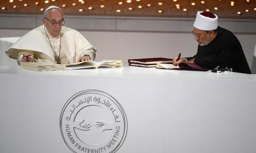 Papież ranciszek i Wielki Imam z al-Azhar podpisują wspólną deklarację