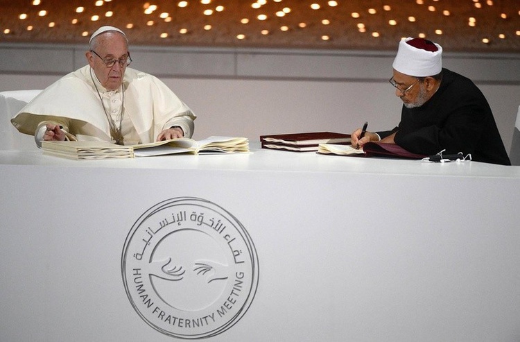 Papież ranciszek i Wielki Imam z al-Azhar podpisują wspólną deklarację