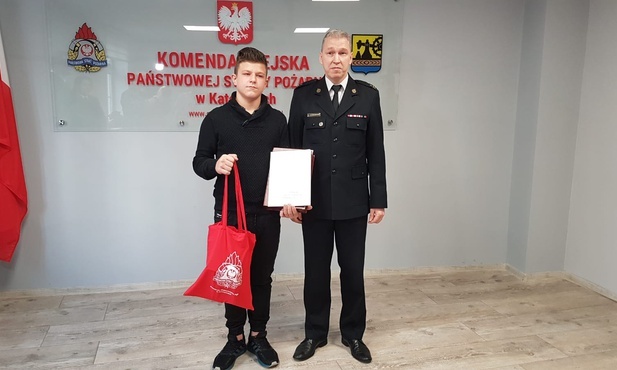 Katowice. 13-letni Olaf odznaczony przez komendanta Państwowej Straży Pożarnej. Bohater, który ugasił pożar