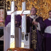 W trakcie Mszy św. metropolita gdański poświęcił Poznańskie Krzyże, które znajdą swoje miejsce w Bursztynowym Ołtarzu Ojczyzny.