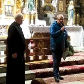 Bogusław Gałka (po prawej) wręcza nagrodę  o. Kazimierzowi.