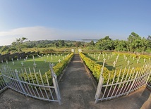 Cmentarz w Koja nad Jeziorem Wiktorii w Ugandzie. Powyżej tablica pamiątkowa z nazwiskami Polaków 