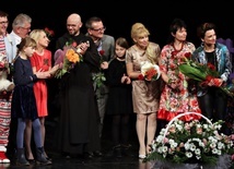 Wręczenie kwiatów i podziękowania obsadzie w czasie premiery przedstawienia.