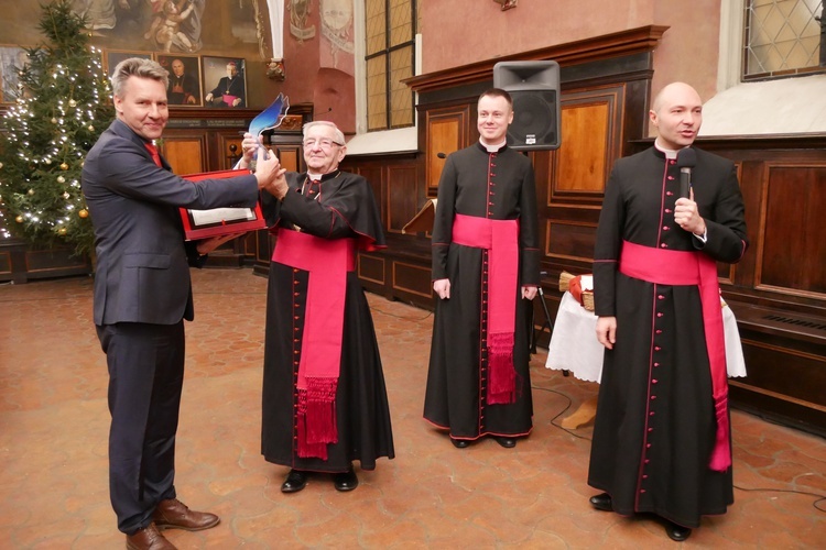 Wręczenie pamiątkowej statuetki "Amicus noster" Tomaszowi Kloskowskiemu, prezesowi Portu Lotniczego Gdańsk.