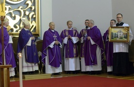 Wspólnota seminaryjna ofiarowała dostojnemu jubilatowi (ks. inf. Kowalczyk trzeci z lewej) obraz przedstawiający kościół pw. Wniebowzięcia NMP w jego rodzinnym Sieciechowie-Opactwie.