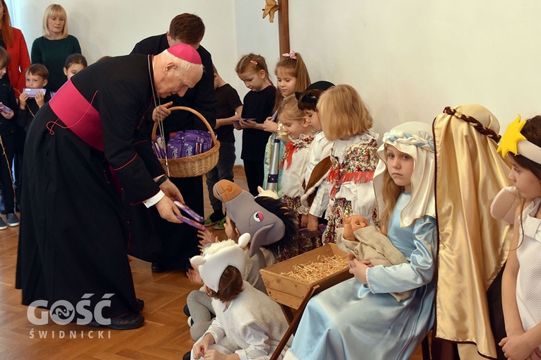 W kurii jasełka przedstawiły dzieci ze świdnickiego Publicznego Przedszkola Sióstr Prezentek.