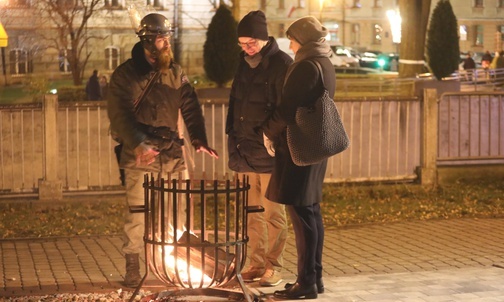 Przy koksowniku niedaleko ratusza można było ogrzać dłonie z zomowcem i porozmawiać o historii.