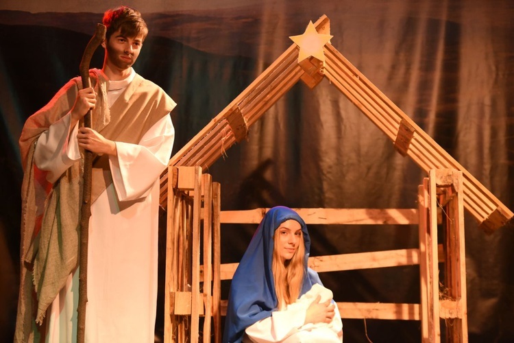 Święta Rodzina. W rolę Józefa wcielił się Kamil, a Maryi - Monika.