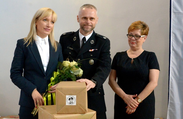 Od lewej: Justyna Bujek, Rafał Jeżak, wiceprezes OSP miasta Radomia, i Beata Jasek, dyrektor "Hubala".
