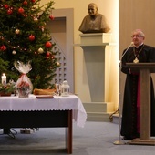 "Świątecznym zwyczajem przełamuję się opłatkiem z Wami, umiłowani Bracia i Siostry, wspólnotą wiary Archidiecezji Gdańskiej" - napisał abp Głódź w orędziu.