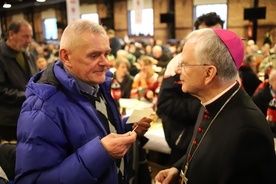 Abp Jędraszewski wziął udział w wigilii dla osób bezdomnych, ubogich i samotnych, organizowanej przez Caritas