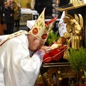 Biskup po złożeniu Dzieciątka przed ołtarzem ucałował Jego stopy.