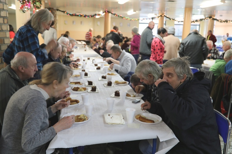 Stół dla samotnych i bezdomnych u Św. Brata Alberta w Bielsku-Białej - 2019