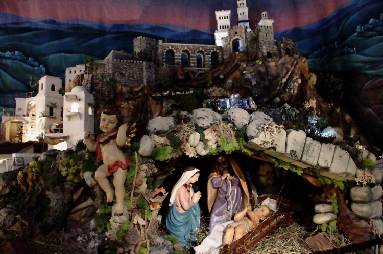 W bazylice Matki Bożej Anielskiej w Kalwarii Zebrzydowskiej trwa budowa bożonarodzeniowej szopki