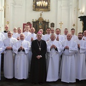 Kolejna grupa nadzwyczajnych szafarzy Eucharystii.