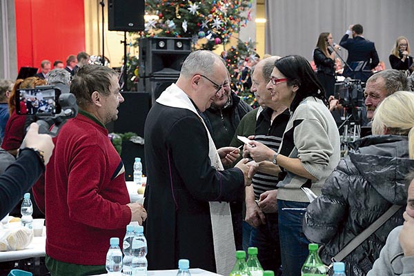 Podczas spotkania był czas na życzenia i przełamanie się opłatkiem.