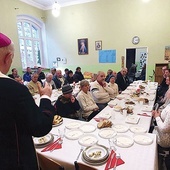 Biskup Ignacy na spotkaniu opatkowym z ubogimi w siedzibie świdnickiej Caritas.