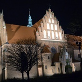 Bernardyni zachęcają do nocnej modlitwy w ich klasztornym kościele w Radomiu.
