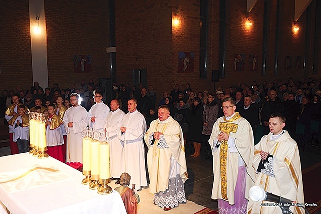 Mszy św. przewodniczył ks. dr Piotr Bajor z Watykanu.