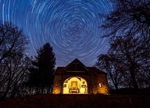 Kaplica Karancs niedaleko miejscowości Karancslapujtő na Węgrzech na tle nocnego nieba. Zdjęcie z widocznym ruchem gwiazd nad biegunem północnym powstało dzięki wielu ujęciom o przedłużonej ekspozycji.
18 grudnia 2019 r. Węgry