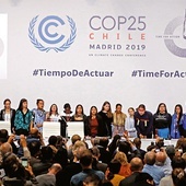 Greta Thunberg (siódma z prawej) była „gwiazdą” szczytu w Madrycie.