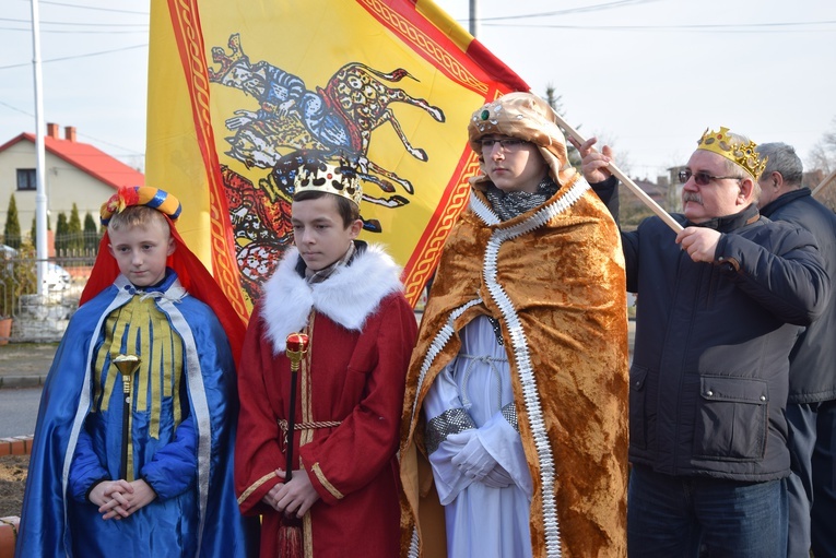 Organizatorzy orszaków zachęcają, by tego dnia założyć królewski strój.