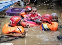 Indonezja pod wodą, Kościół spieszy z pomocą