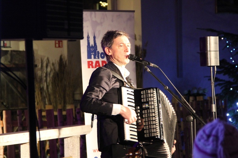 Maciej Miecznikowski zapraszał do wspólnego śpiewania.