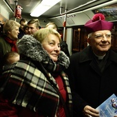 Abp Marek Jędraszewski trzeci raz kolędował z mieszkańcami Krakowa, jeżdżąc świątecznym tramwajem MPK