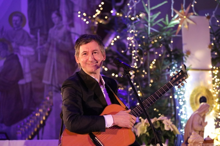 Gwiazdą kolędowego koncertu był w tym roku znakomity śpiewak Maciej Miecznikowski.