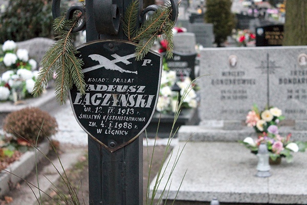 ▲	Nagrobek ks. Tadeusza na legnickim cmentarzu komunalnym.