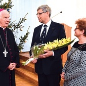 ▲	Państwo Stolarczykowie ze Spotkań Małżeńskich przywitali biskupa kwiatami.