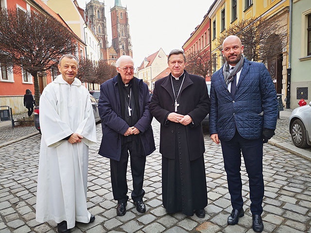 Brat Alois, abp Cesare Nosiglia z Turynu, który będzie gościł ESM za rok, abp Józef Kupny i prezydent Wrocławia Jacek Stryk.