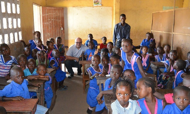 100 uczniów w klasie? Polski kapłan w Afryce prosi o pomoc